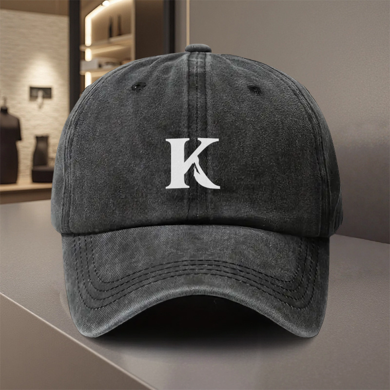 Outdoor Sport An - Eine verstellbare Baseballkappe mit „K“-Buchstaben-Aufdruck, aus